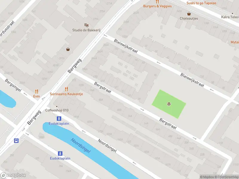 Ambulance met gepaste spoed naar de Bergstraat in Rotterdam
