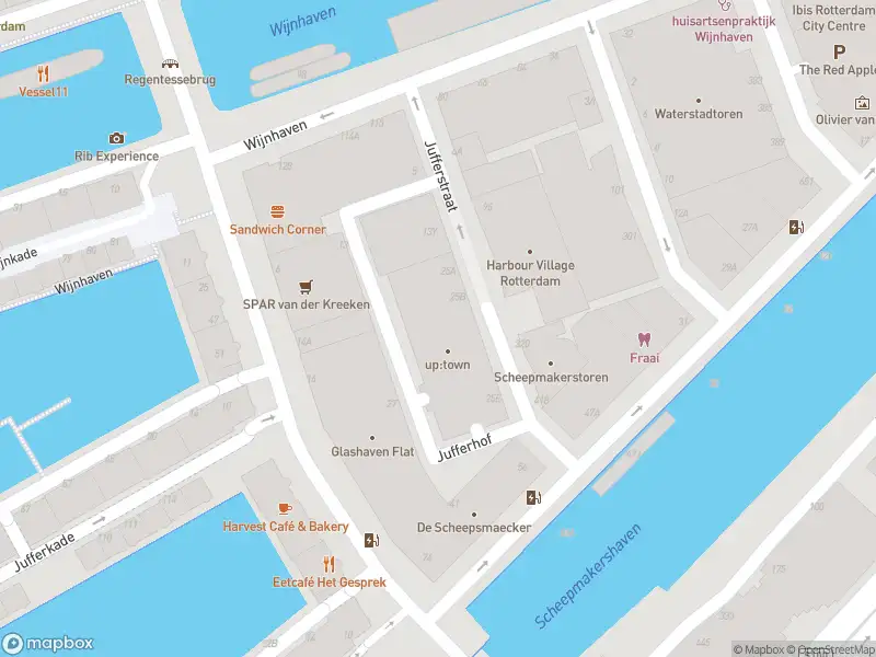 Ambulance met gepaste spoed naar de Jufferstraat in Rotterdam
