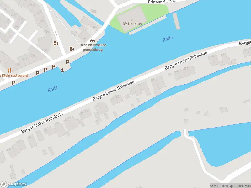 Ambulance met gepaste spoed naar de Bergse Linker Rottekade in Rotterdam