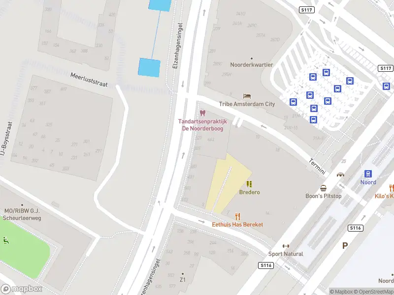 Ambulance met grote spoed naar de Elzenhagensingel in Amsterdam