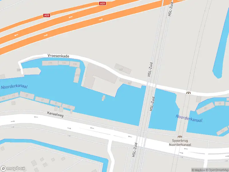 Ambulance met grote spoed naar de Vroesenkade in Rotterdam