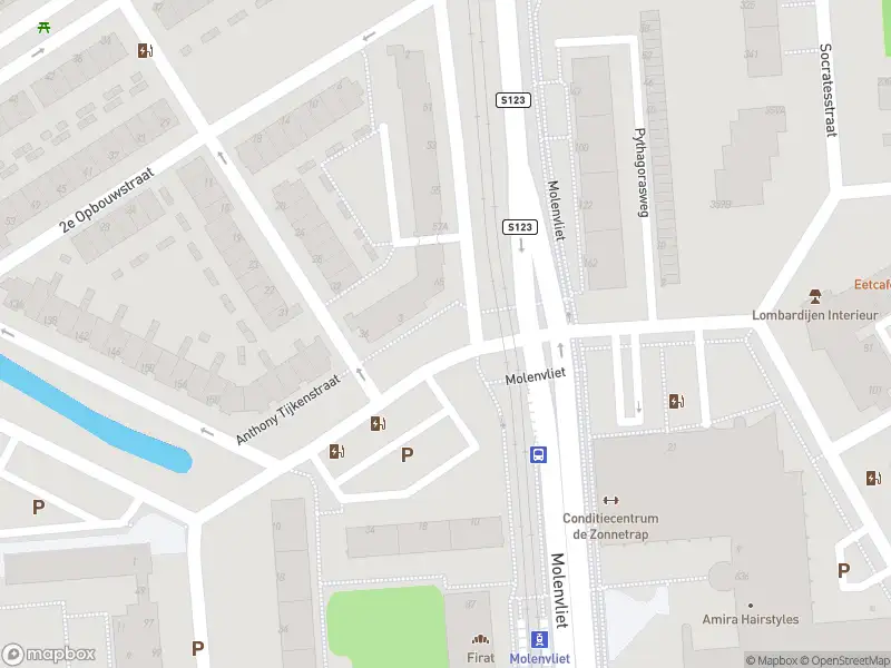Ambulance met gepaste spoed naar de Molenvliet in Rotterdam