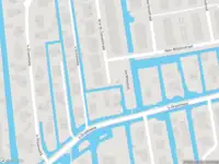 Ambulance met grote spoed naar de Arie de Zeeuwstraat in Rotterdam