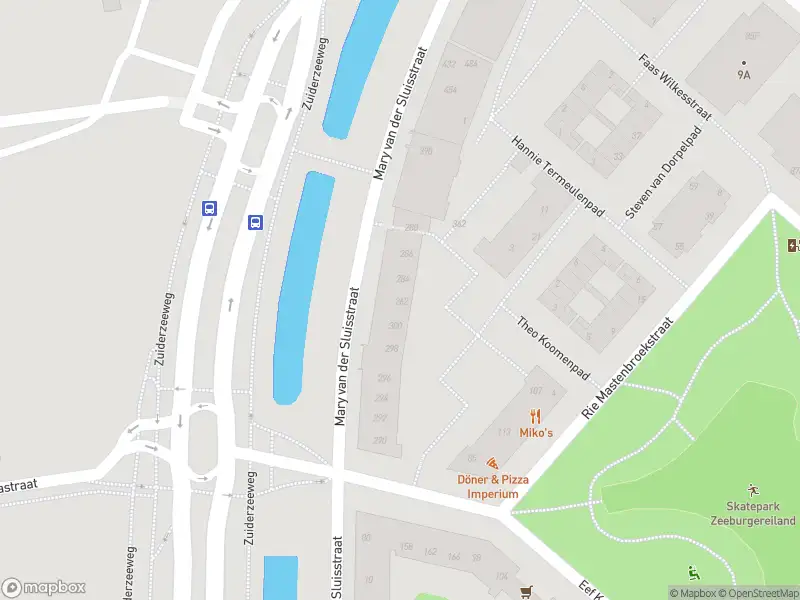 Ambulance met grote spoed naar de Mary van der Sluisstraat in Amsterdam