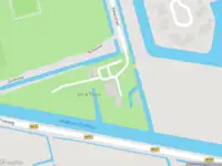 Politie met grote spoed naar de Trekweg in Kollum vanwege voertuigen te water