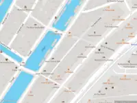 Ambulance met grote spoed naar de Oude Nieuwstraat in Amsterdam
