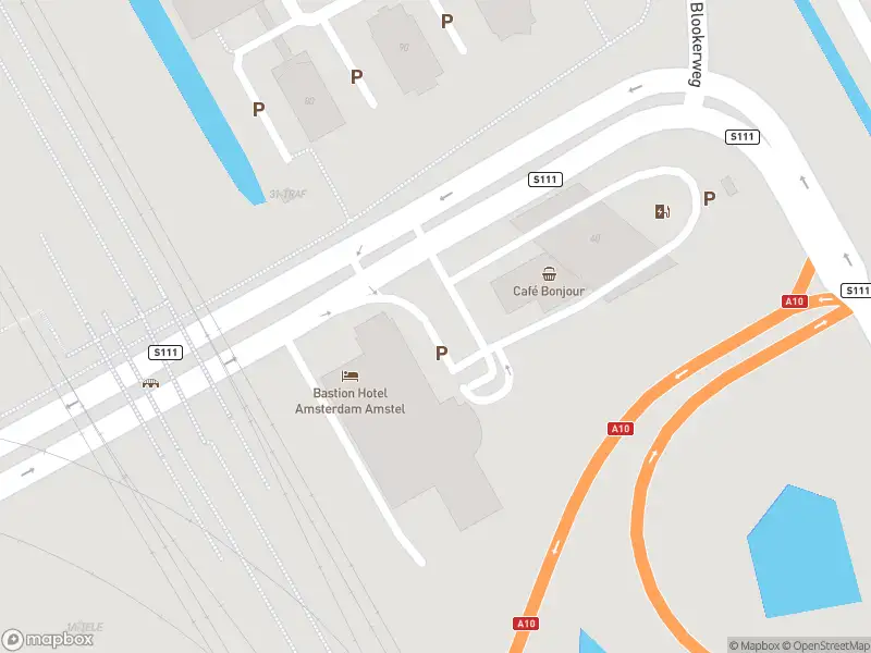 Ambulance met grote spoed naar de Verlengde Van Marwijk Kooystraat in Amsterdam-Duivendrecht