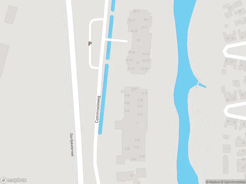 Brandweer en politie met grote spoed naar de Commissieweg in Beetsterzwaag vanwege grote brand