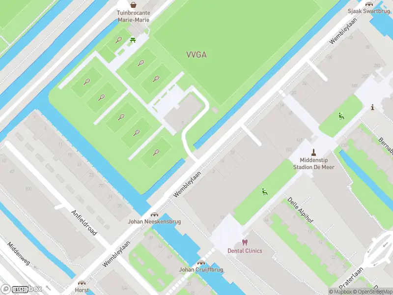 Ambulance met gepaste spoed naar de Wembleylaan in Amsterdam