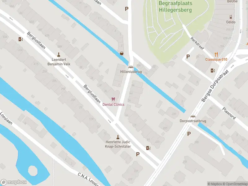 Ambulance met grote spoed naar de Bergluststraat in Rotterdam