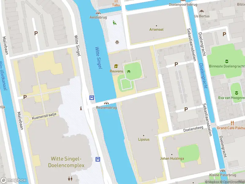 Ambulance met grote spoed naar de Gooimeerlaan in Leiden