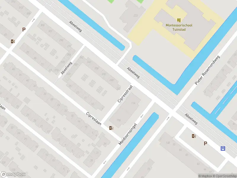 Ambulance met grote spoed naar de Abeelweg in Rotterdam