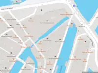 Ambulance met grote spoed naar de Oudezijds Kolk in Amsterdam