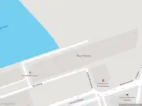 Ambulance met grote spoed naar de Rijnhavenkade in Rotterdam