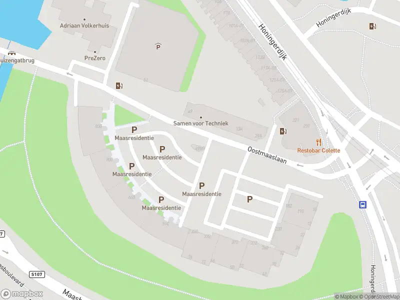 Ambulance met grote spoed naar de Oostmaaslaan in Rotterdam