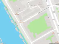 Ambulance met grote spoed naar de Oetgensdwarsstraat in Amsterdam