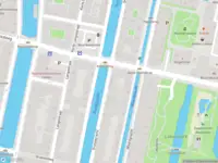 Ambulance met grote spoed naar de Korte Langestraat in Leiden