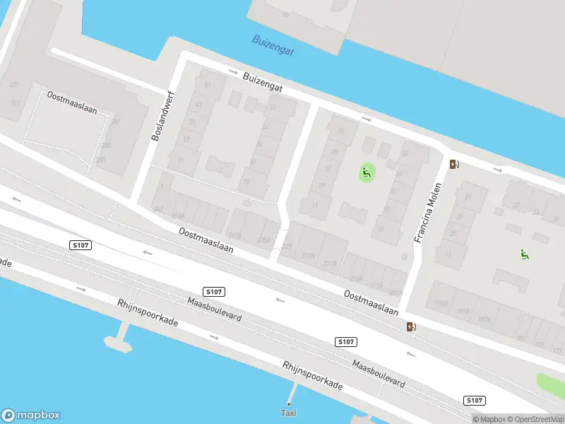 Ambulance met grote spoed naar de Sara Cornelia Molen in Rotterdam