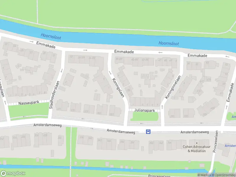 Ambulance met grote spoed naar de Koningslaan in Amstelveen