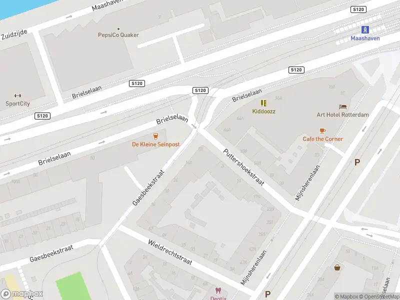 Ambulance met grote spoed naar de Gaesbeekstraat in Rotterdam