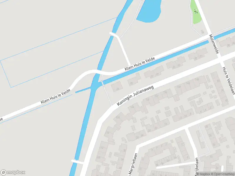 Ambulance met grote spoed naar de Koningin Julianaweg in Maasland