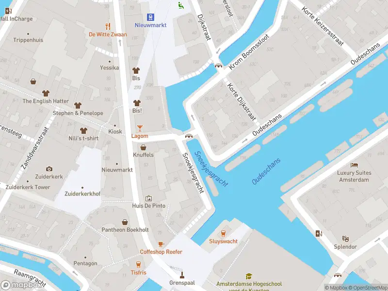 Ambulance met gepaste spoed naar de Snoekjesgracht in Amsterdam
