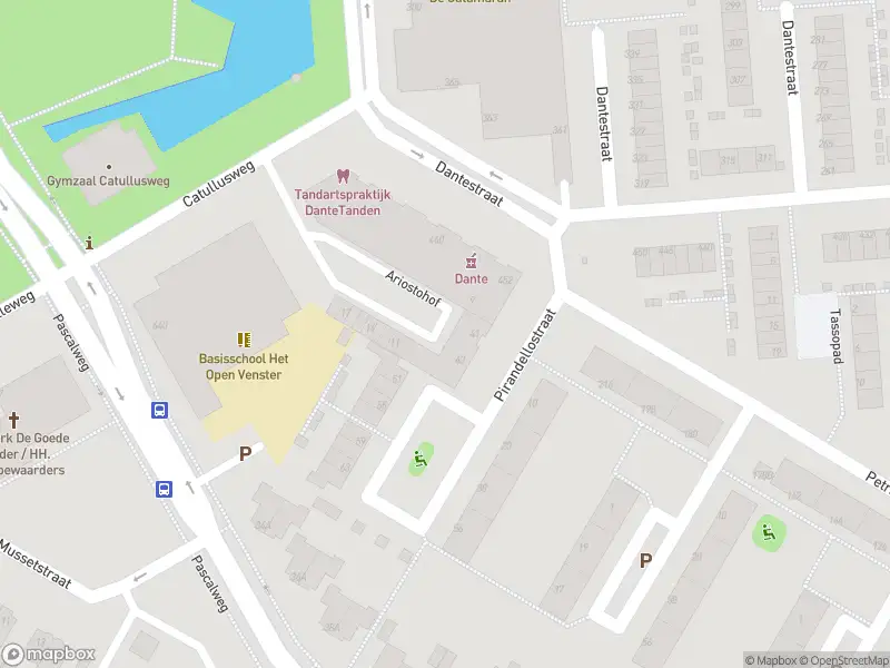 Ambulance met gepaste spoed naar de Pirandellostraat in Rotterdam