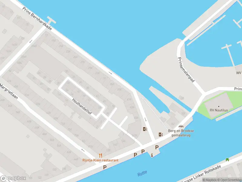 Ambulance met grote spoed naar de Prins Bernhardkade in Rotterdam