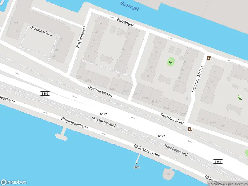 Ambulance met gepaste spoed naar de Oostmaaslaan in Rotterdam