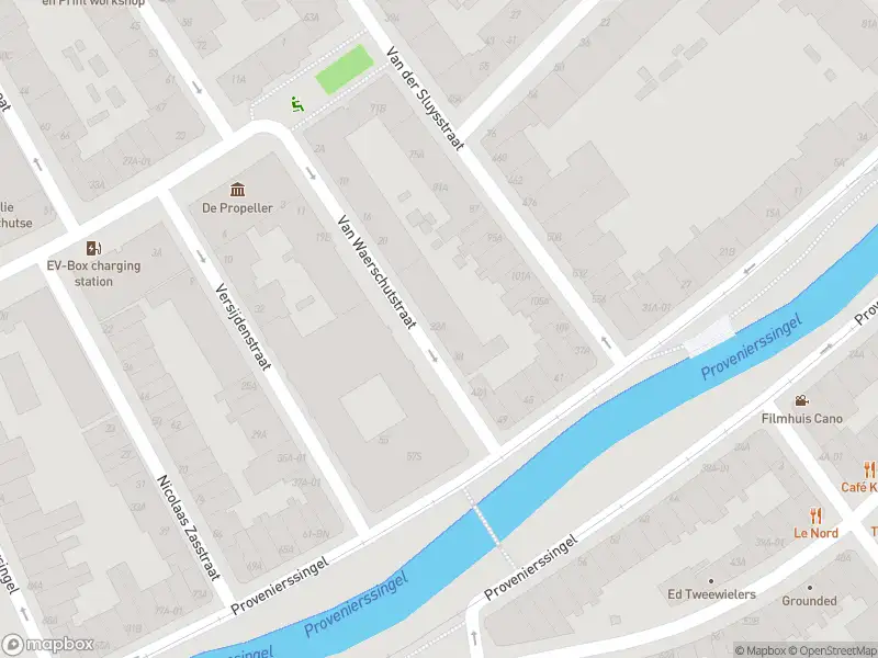 Ambulance met gepaste spoed naar de Van Waerschutstraat in Rotterdam