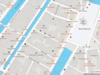 Ambulance met grote spoed naar de Barndesteeg in Amsterdam