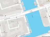Ambulance met gepaste spoed naar de Sarphatikade in Amsterdam