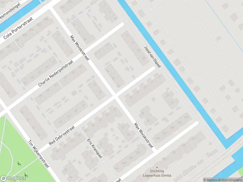 Ambulance met grote spoed naar de Red Debroystraat in Rotterdam