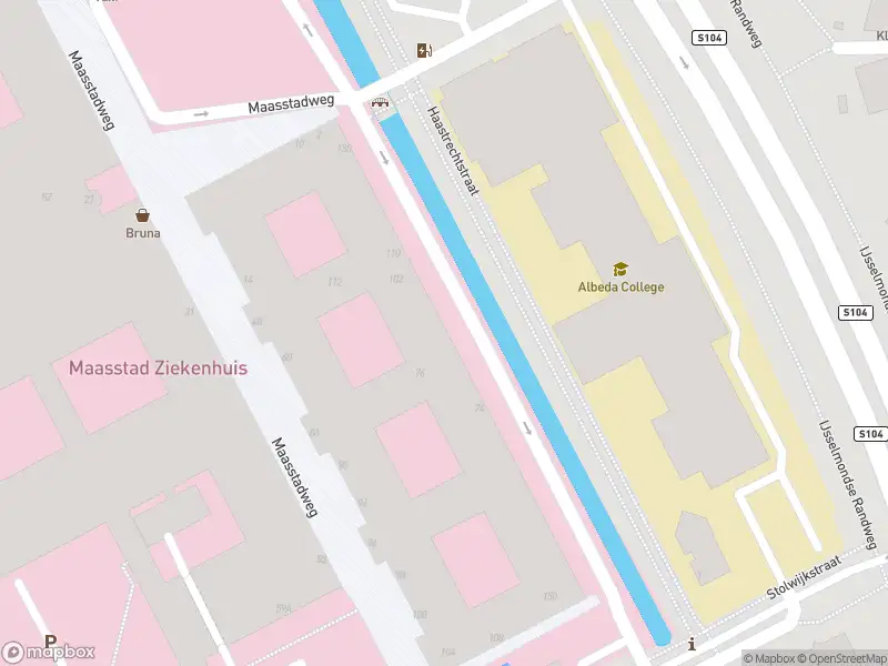 Ambulance met gepaste spoed naar de Haastrechtstraat in Rotterdam