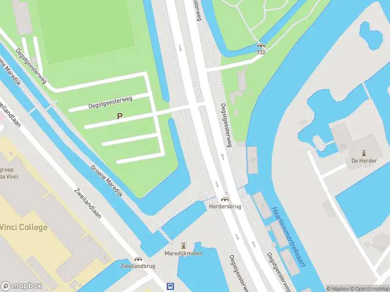 Ambulance met grote spoed naar de Oegstgeesterweg in Leiden