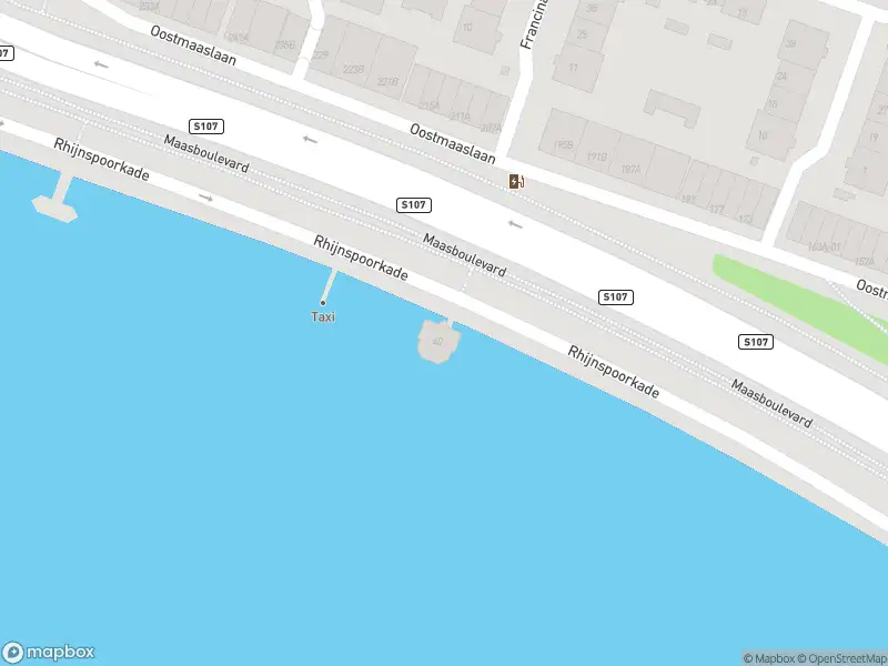 Ambulance met grote spoed naar de Rhijnspoorkade in Rotterdam