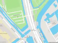 Ambulance met grote spoed naar de Oegstgeesterweg in Leiden