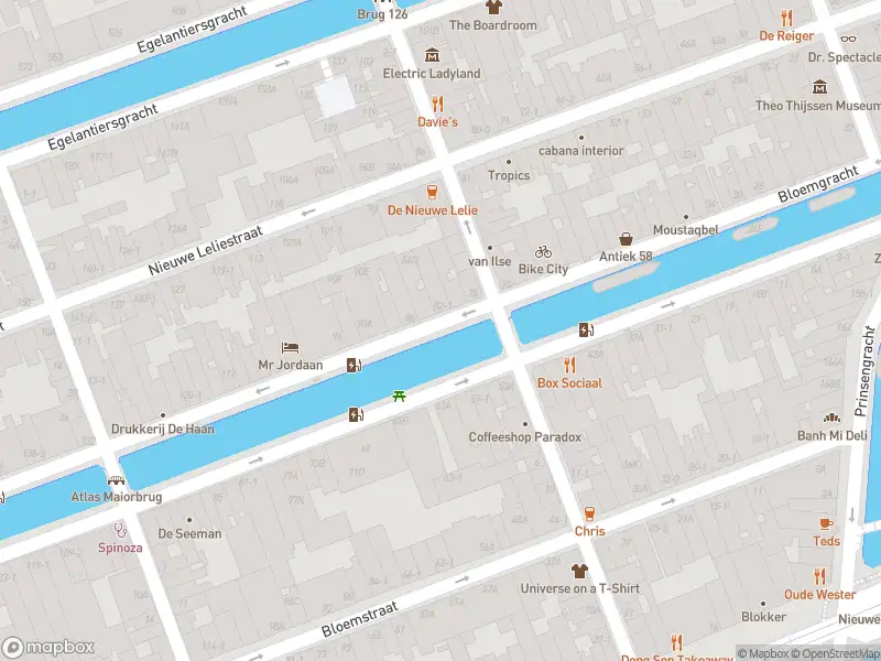 Ambulance met gepaste spoed naar de Nieuwe Leliestraat in Amsterdam