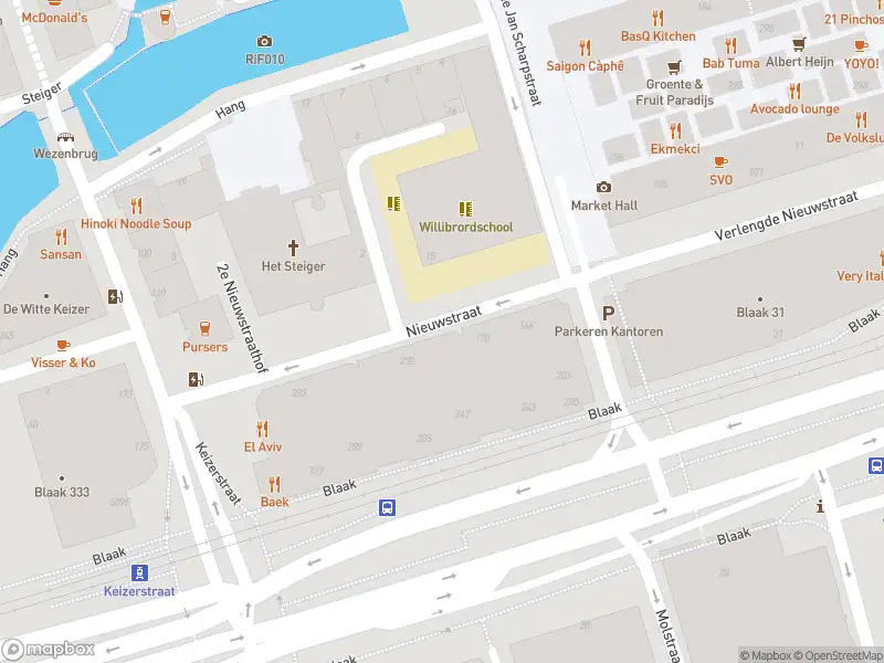 Ambulance met grote spoed naar de Nieuwstraat in Rotterdam
