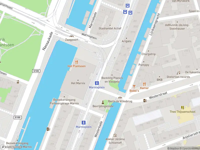 Ambulance met grote spoed naar de Marnixplein in Amsterdam