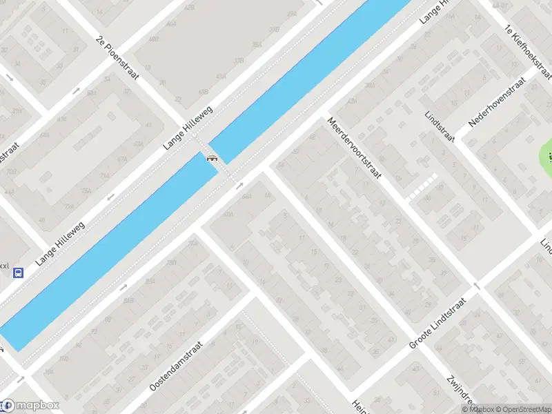 Ambulance met gepaste spoed naar de Zwijndrechtsestraat in Rotterdam