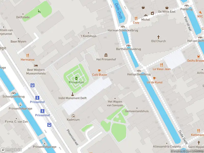 Ambulance met grote spoed naar de Sint Agathaplein in Delft