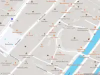 Ambulance met grote spoed naar de Wijde Kerksteeg in Amsterdam