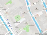 Ambulance met grote spoed naar de Sint Agathaplein in Delft