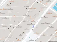 Ambulance met grote spoed naar de Onze Lieve Vrouwesteeg in Amsterdam