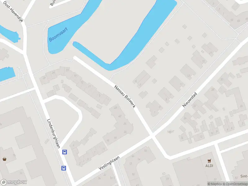 Brandweer met gepaste spoed naar de Nassau Bolwerk in Steenbergen vanwege een buitenbrand