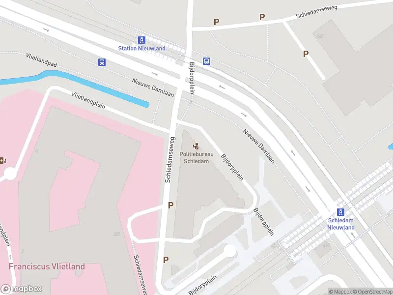 Brandweer met gepaste spoed naar de Bijdorpplein in Schiedam vanwege een liftopsluiting