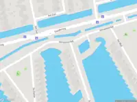 Politie met gepaste spoed naar de De Fluessen in Leeuwarden