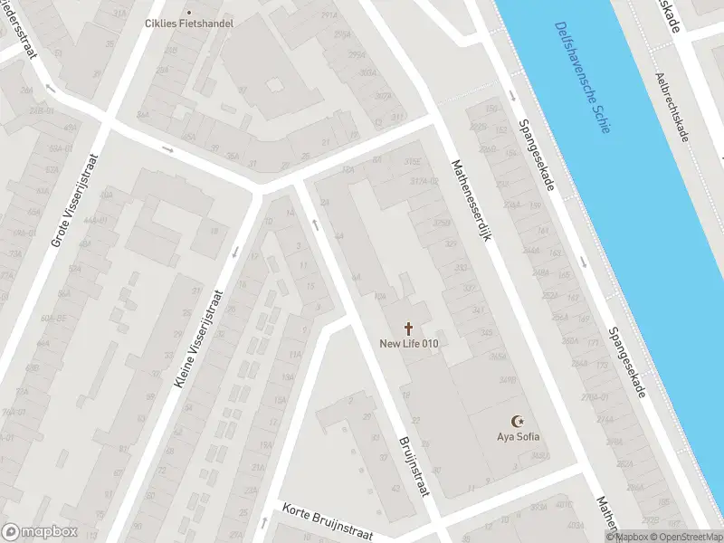 Ambulance met gepaste spoed naar de Bruijnstraat in Rotterdam