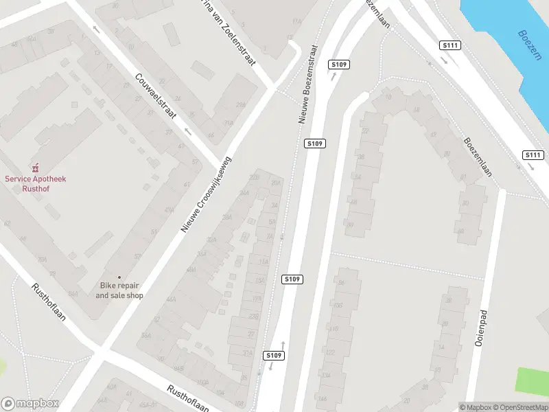 Ambulance met grote spoed naar de Nieuwe Boezemstraat in Rotterdam